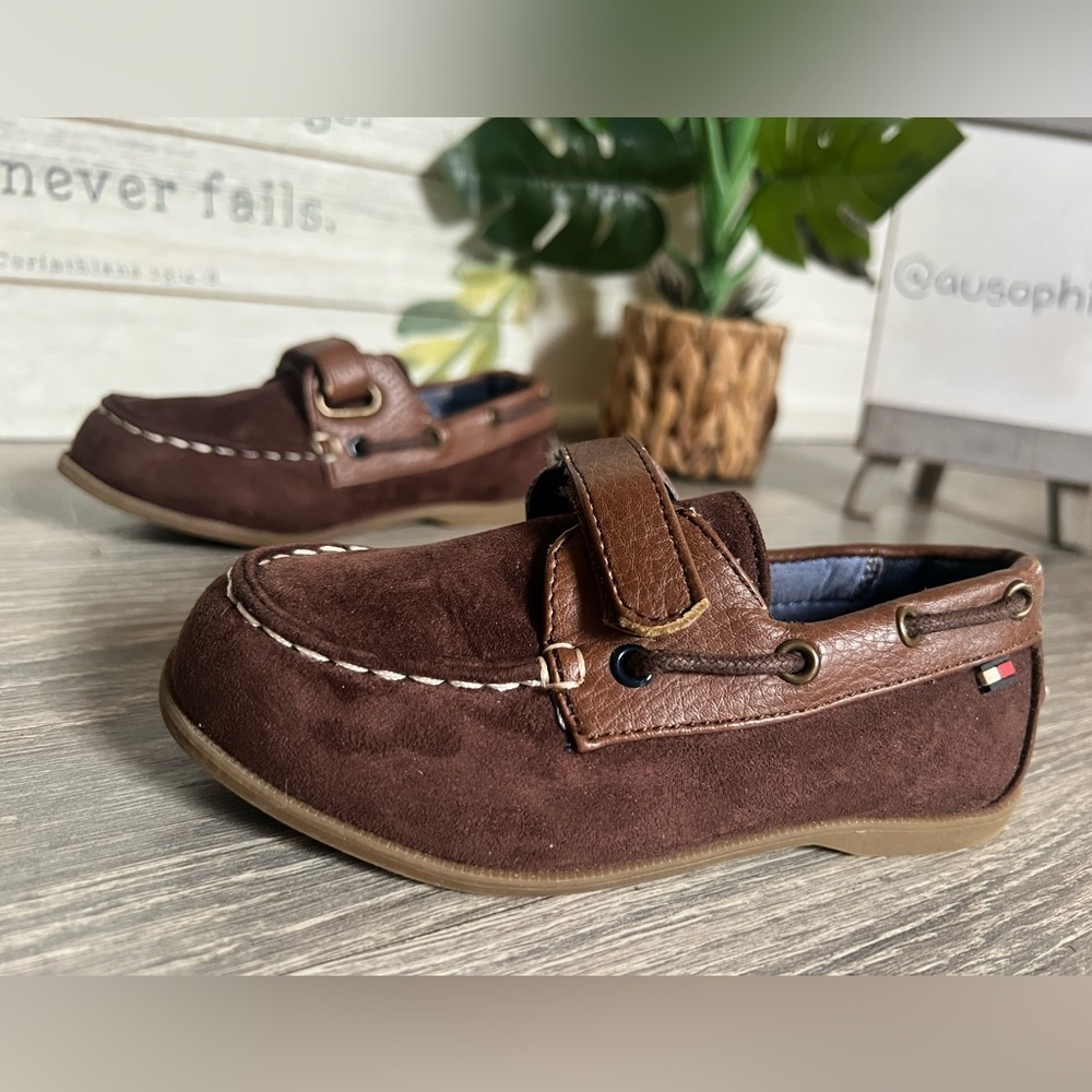 Tommy Hilfiger Kids’ Brown Boat Shoes w White Stitching & VeIcro. Size 9